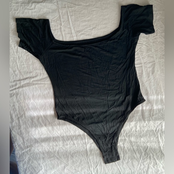 Black cap sleeve basic snap gusset bodysuit - Picture 4 of 14